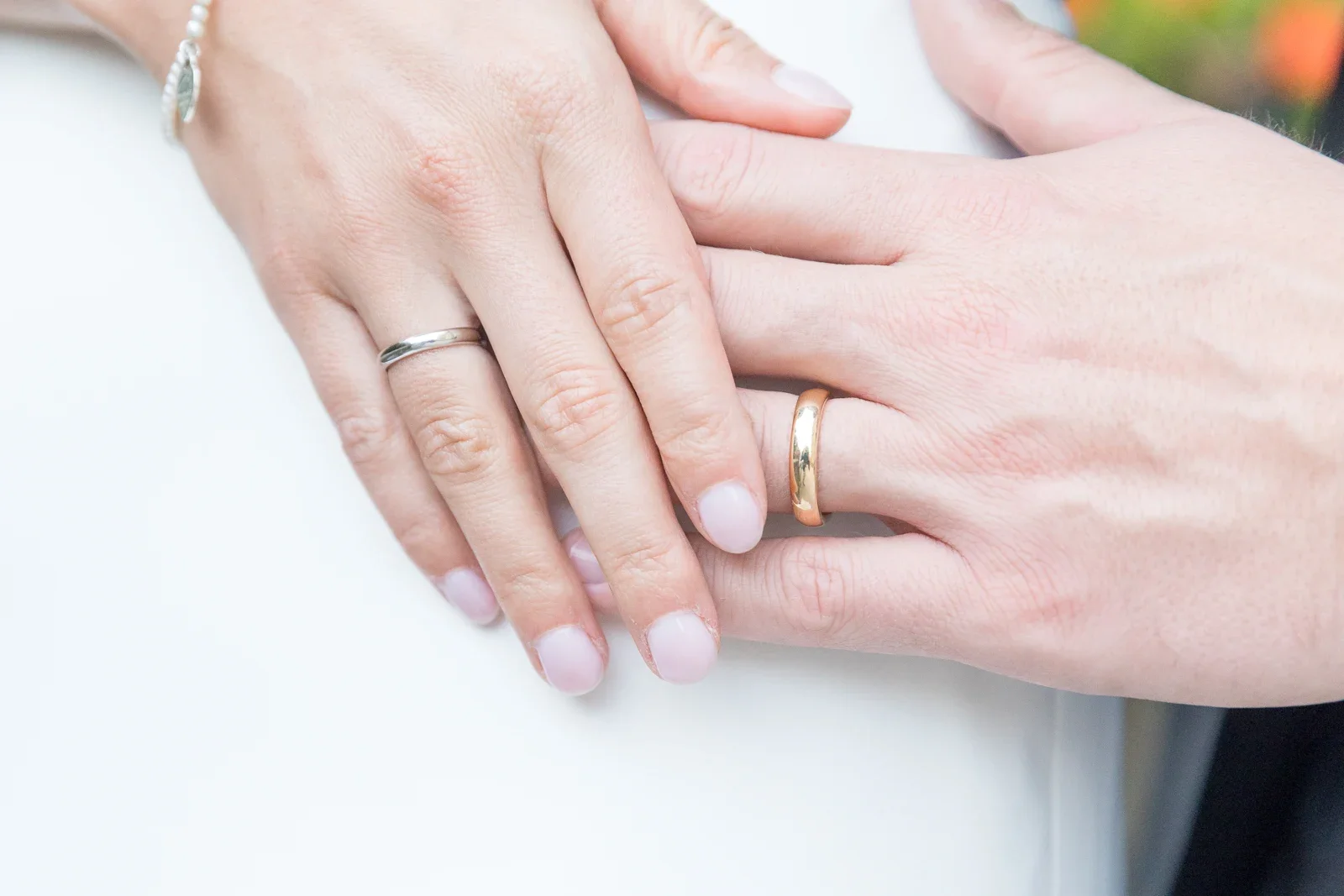 Die Eheringe an den Händen des Brautpaars – Hochzeit von Christiane und Felix in Schloss Kronberg