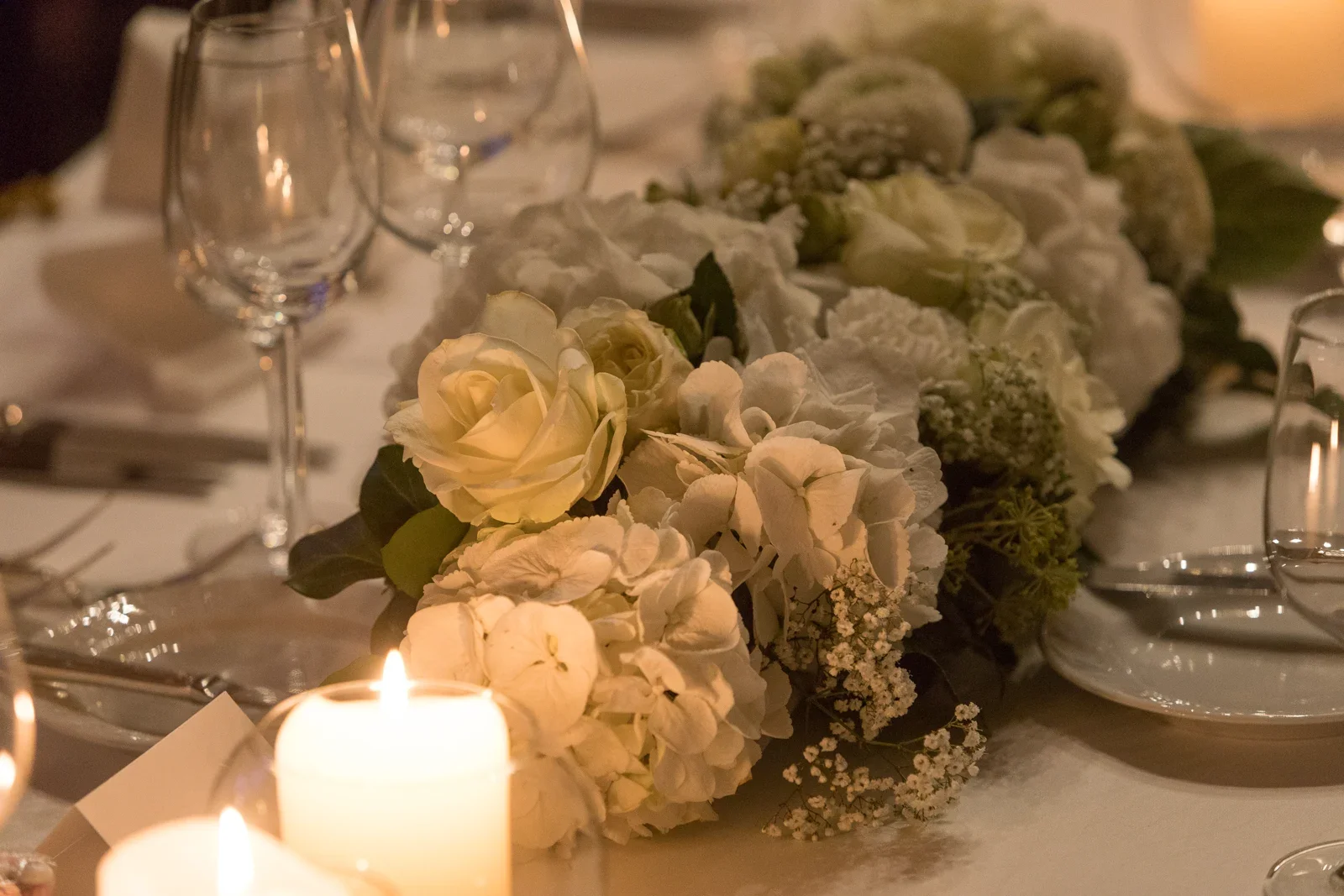 Blumen und Kerzen auf der Hochzeitstafel – Hochzeit von Christiane und Felix in Schloss Kronberg