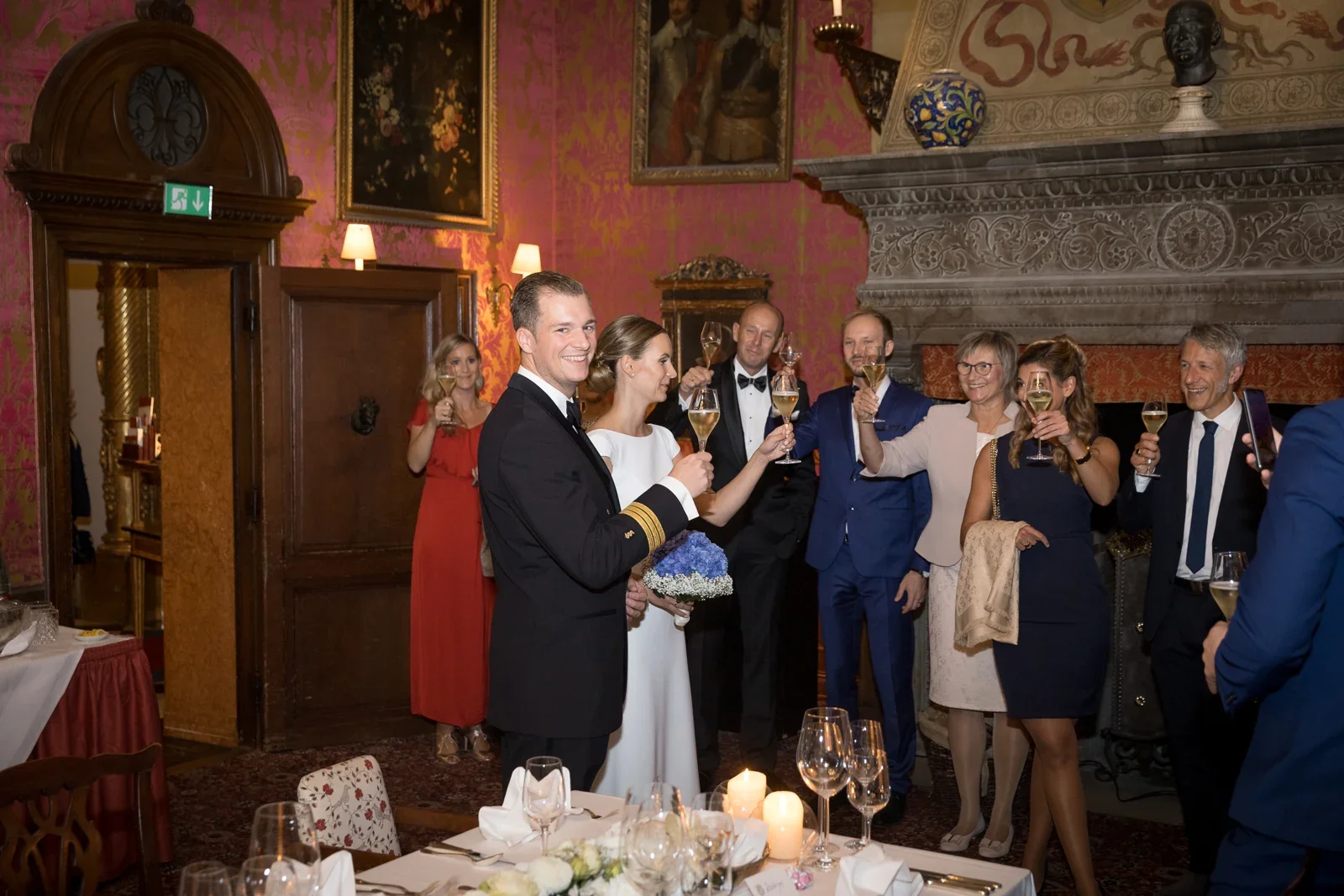 Gemeinsam anstoßen auf das Brautpaar – Hochzeit von Christiane und Felix in Schloss Kronberg