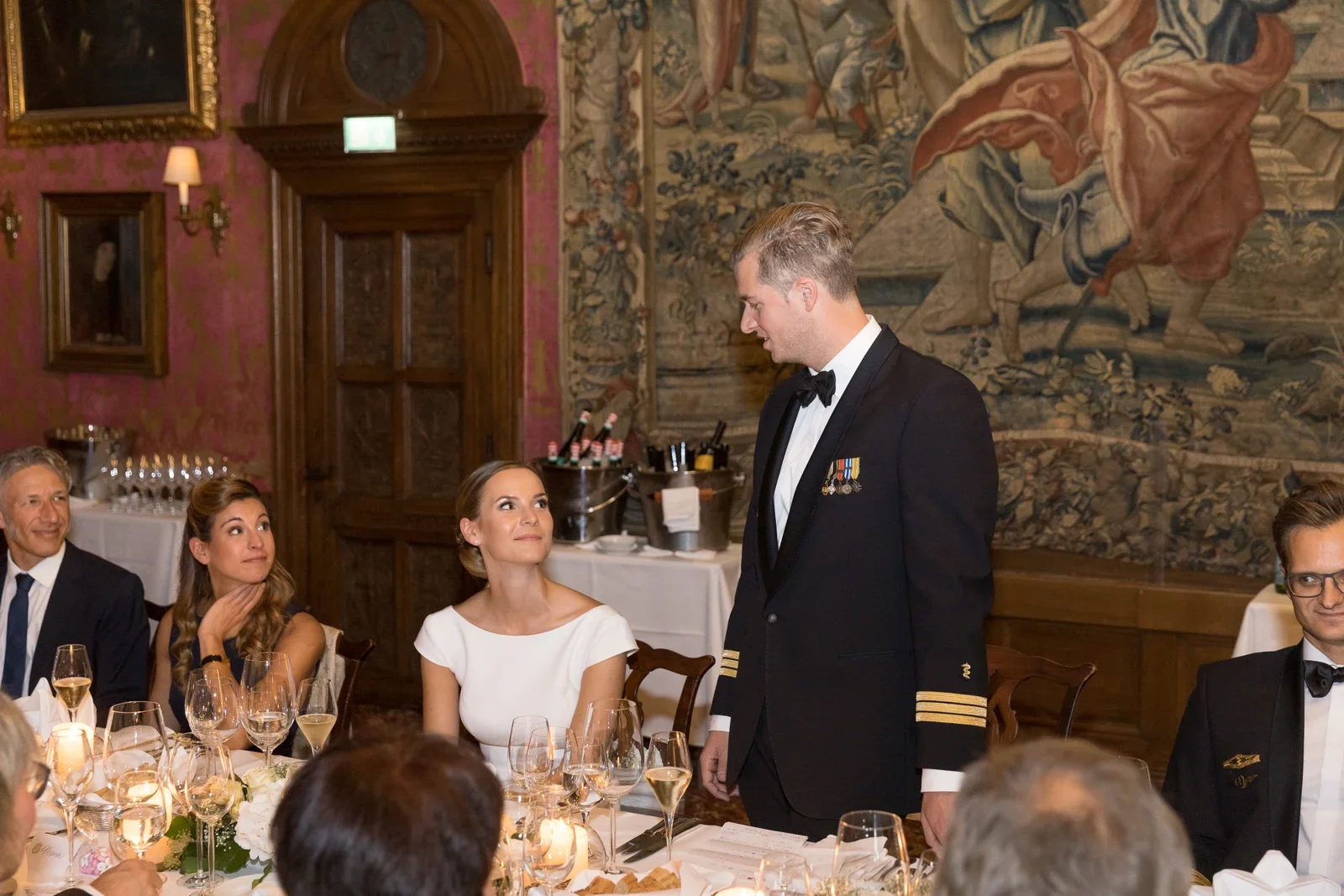 Felix spricht zu seiner Frau und den Gästen – Hochzeit von Christiane und Felix in Schloss Kronberg