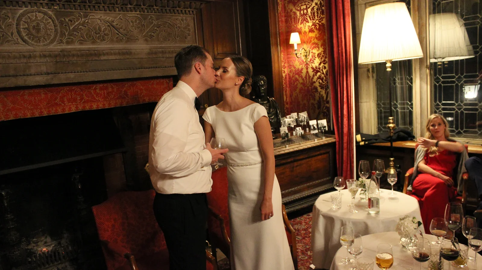 Ein Kuss während der Feier am Abend – Hochzeit von Christiane und Felix in Schloss Kronberg