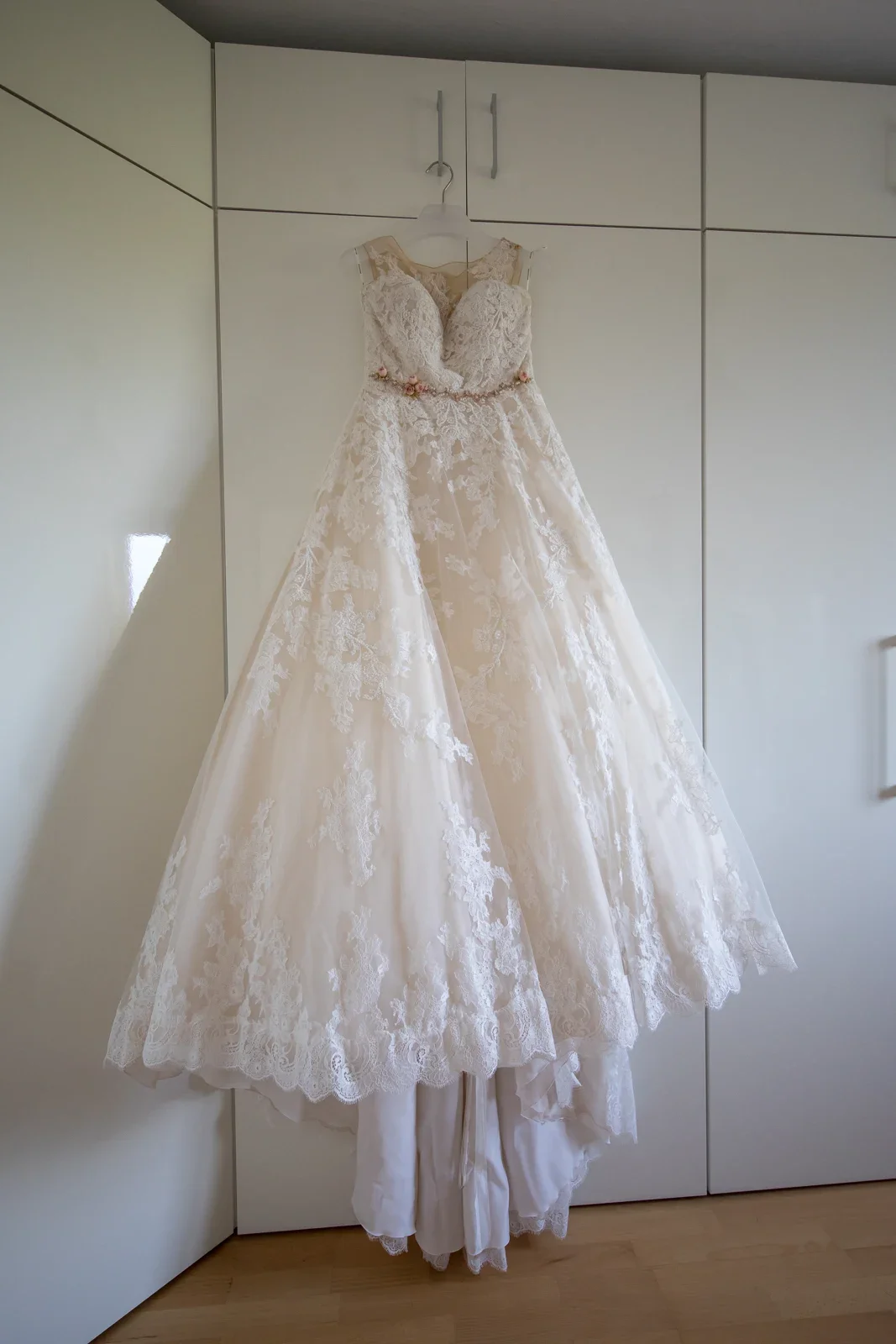 Das Brautkleid wartet zu Hause in Augsburg – Hochzeit von Ann-Kathrin und Marko auf Schloss Oberndorf