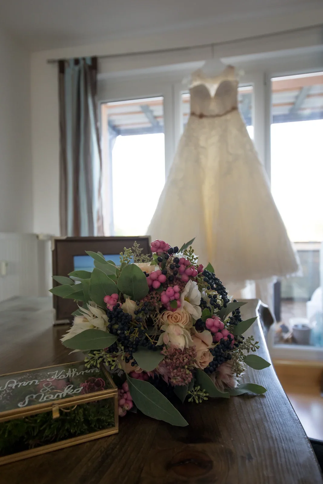 Brautstrauß und Brautkleid bei den Vorbereitungen – Hochzeit von Ann-Kathrin und Marko auf Schloss Oberndorf