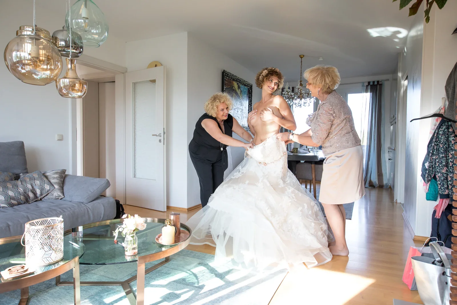 Ann-Kathrin bekommt Hilfe beim Anziehen – Hochzeit von Ann-Kathrin und Marko auf Schloss Oberndorf