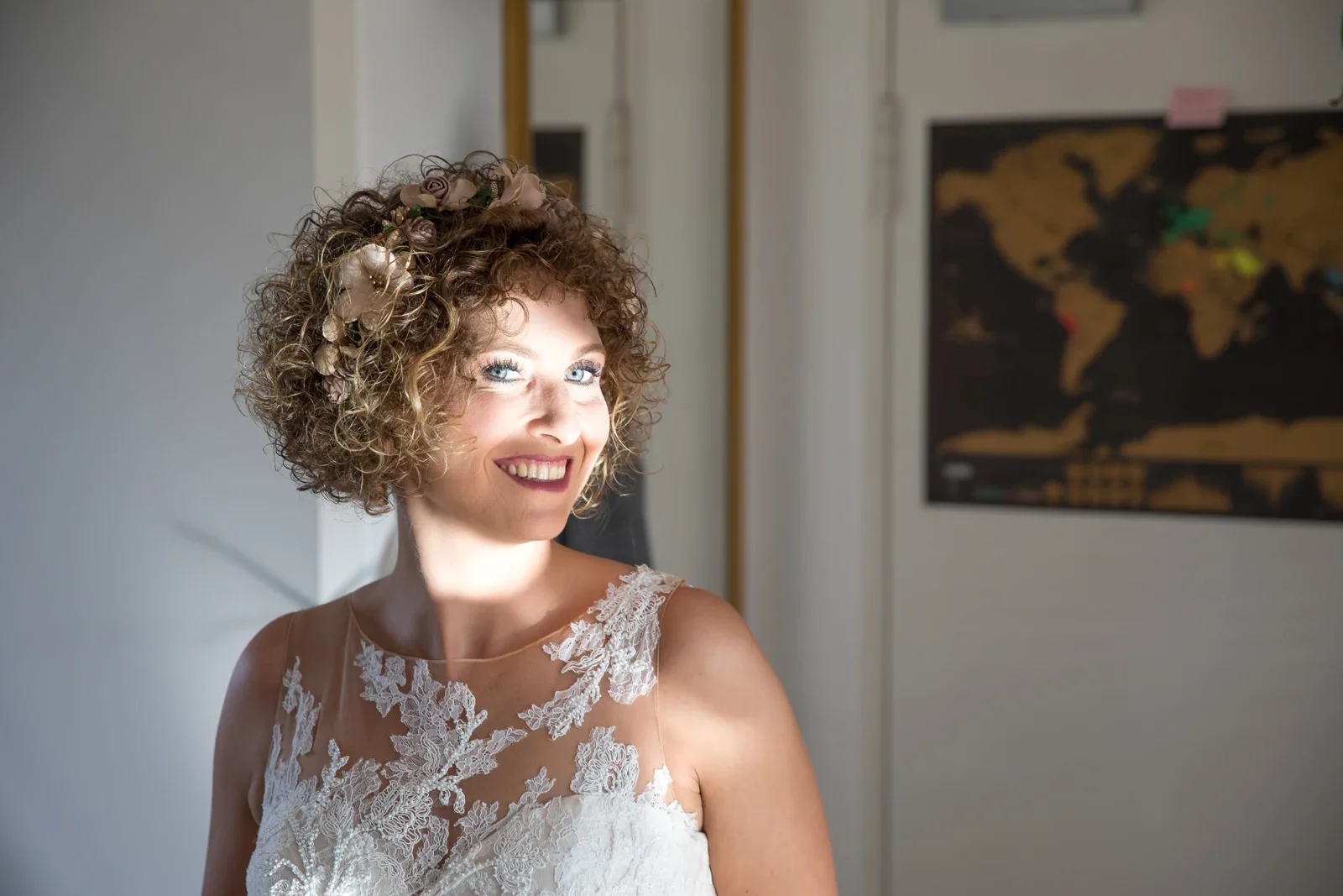 Ein Lächeln bei den Vorbereitungen – Hochzeit von Ann-Kathrin und Marko auf Schloss Oberndorf