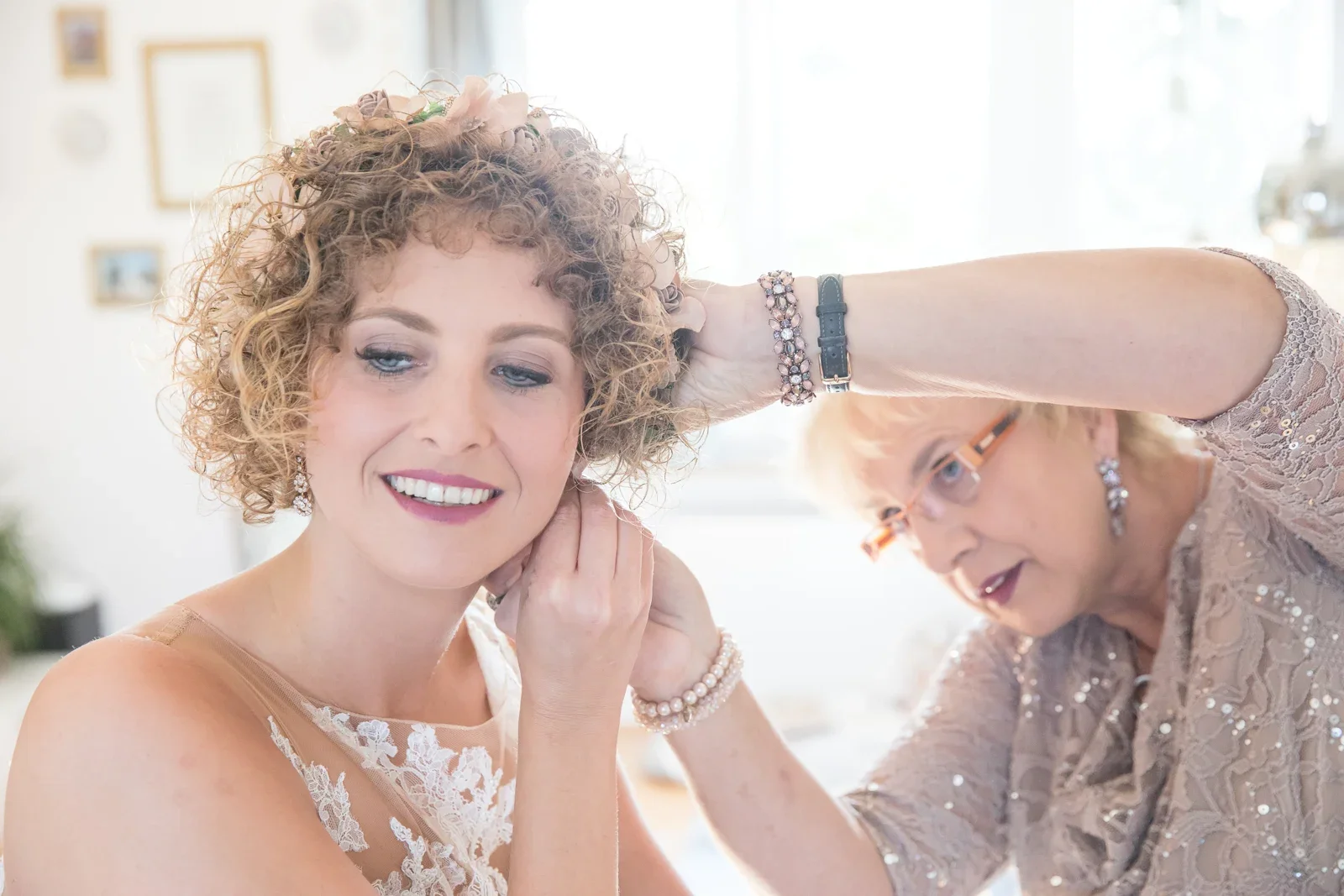Die Ohrringe werden angelegt – Hochzeit von Ann-Kathrin und Marko auf Schloss Oberndorf