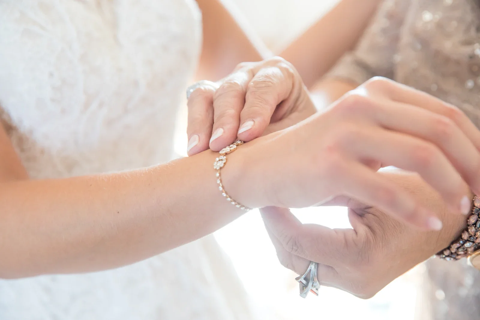 Die letzten Handgriffe am Brautschmuck – Hochzeit von Ann-Kathrin und Marko auf Schloss Oberndorf