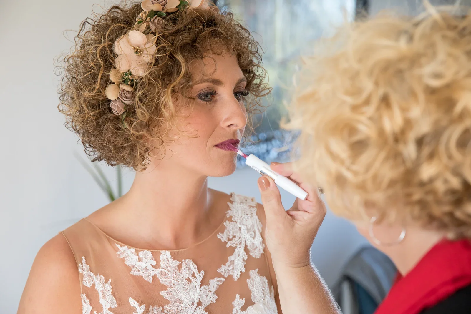 Ein letzter Blick auf das Make-up – Hochzeit von Ann-Kathrin und Marko auf Schloss Oberndorf