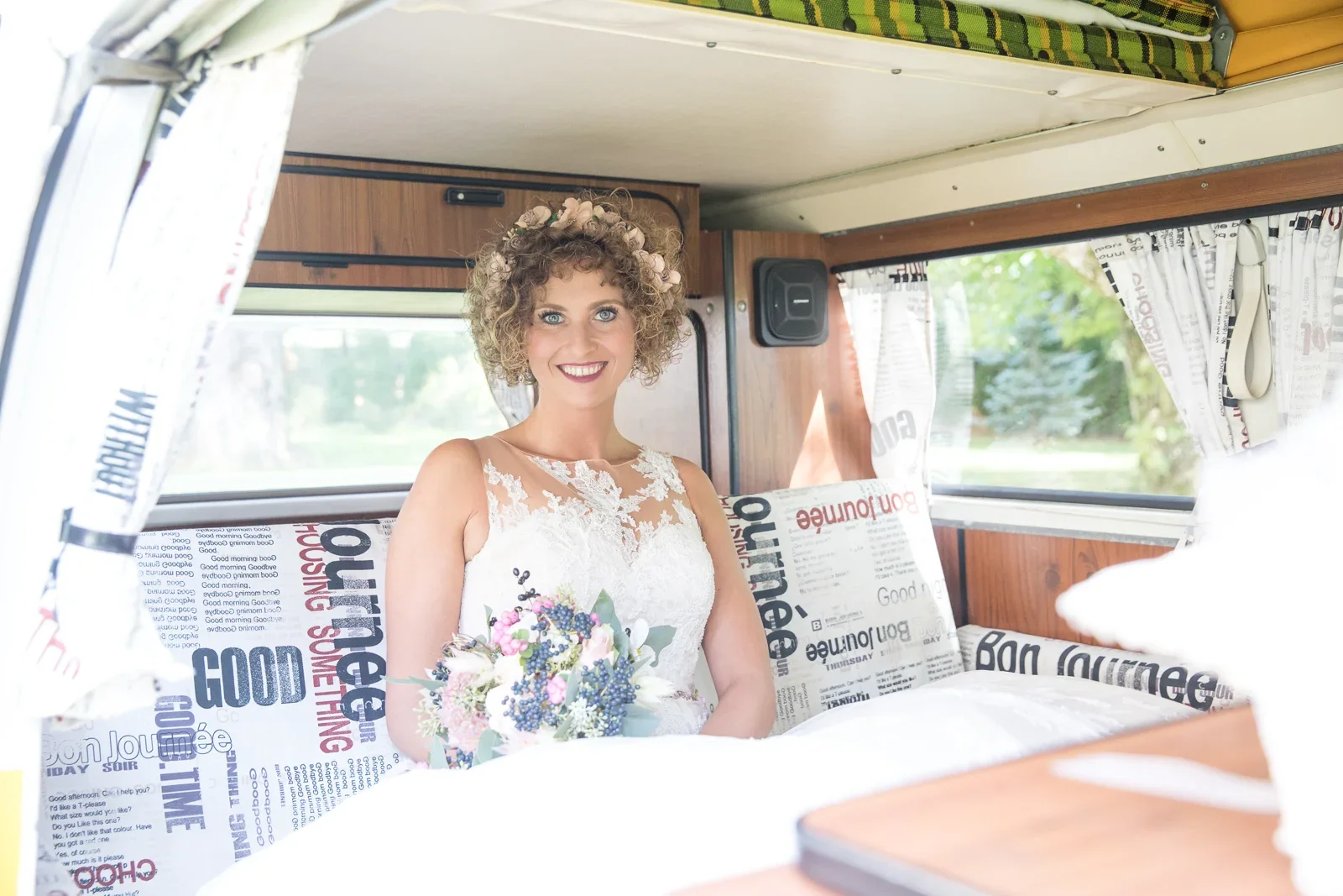 Ann-Kathrin im gelben VW-Bus – Hochzeit von Ann-Kathrin und Marko auf Schloss Oberndorf