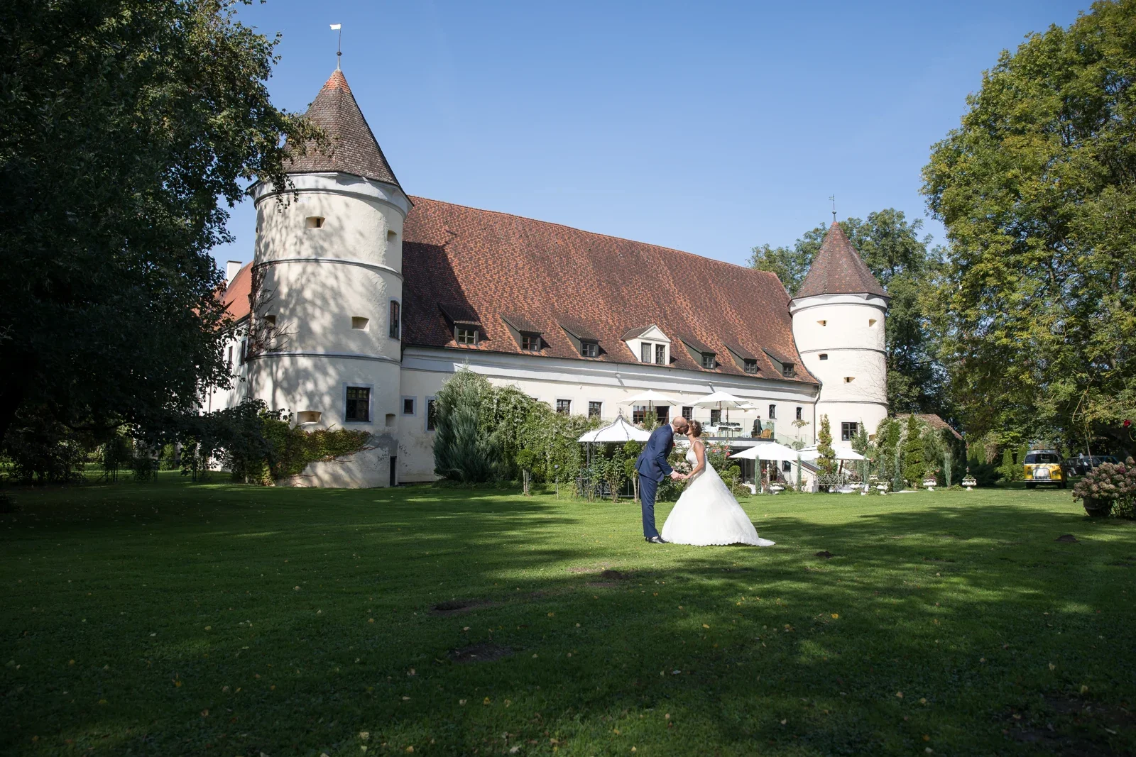Paarbilder mit Schloss Oberndorf im Hintergrund – Hochzeit von Ann-Kathrin und Marko auf Schloss Oberndorf