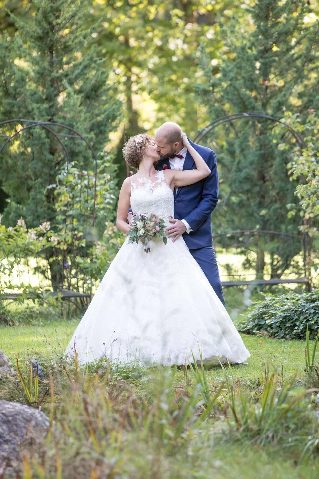 Nah beieinander im Schlosspark – Hochzeit von Ann-Kathrin und Marko auf Schloss Oberndorf