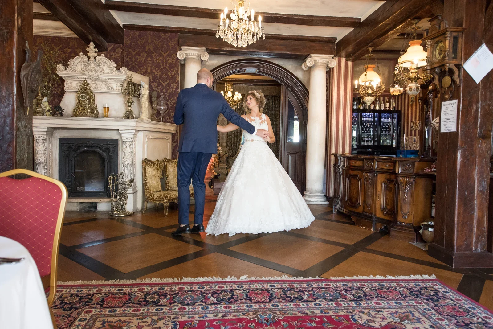 Eine Drehung im historischen Schlosszimmer – Hochzeit von Ann-Kathrin und Marko auf Schloss Oberndorf