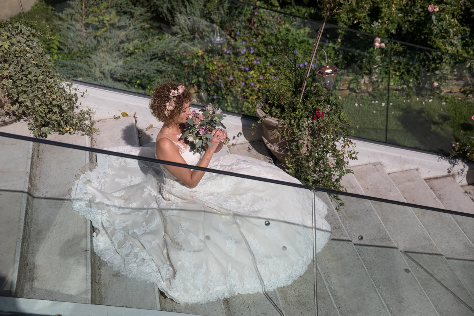 Ein Blick von oben auf Ann-Kathrin im Treppenhaus – Hochzeit von Ann-Kathrin und Marko auf Schloss Oberndorf
