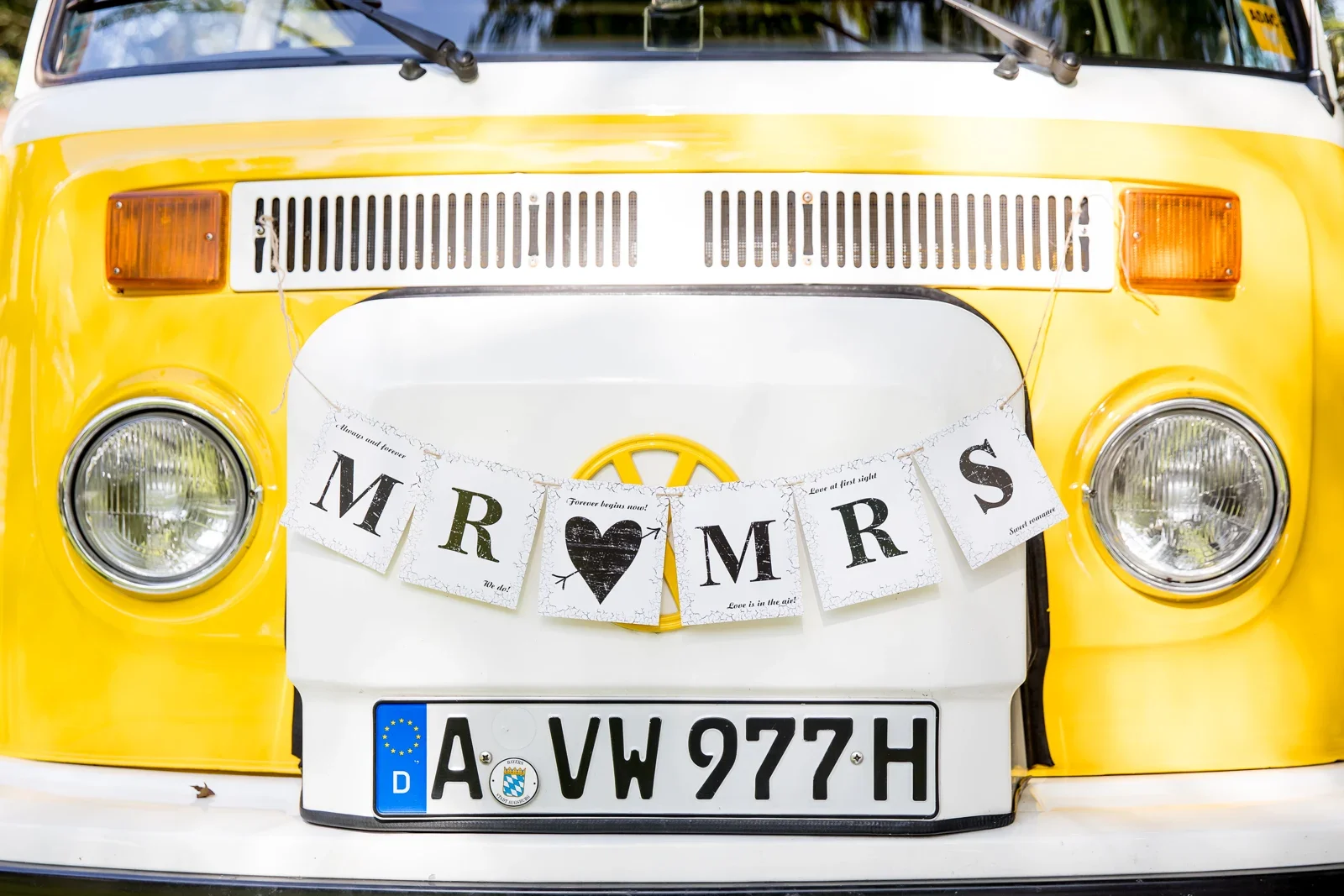 Der gelbe VW-Bus ist für die Hochzeit geschmückt – Hochzeit von Ann-Kathrin und Marko auf Schloss Oberndorf
