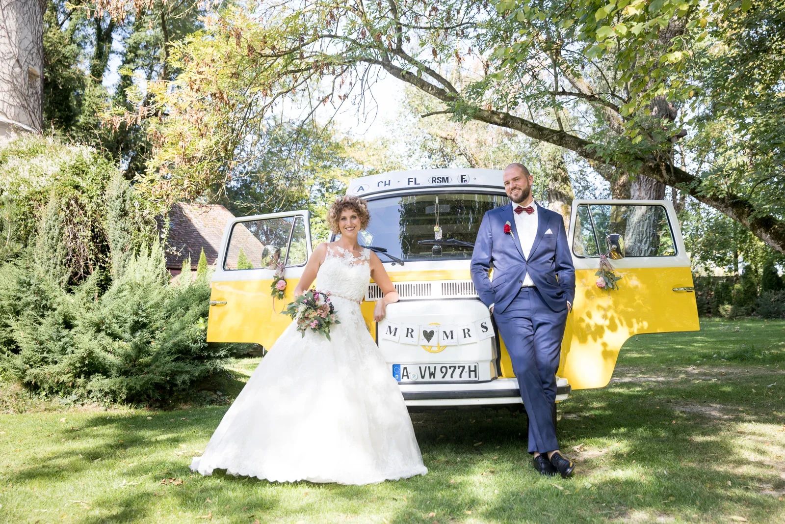 Ann-Kathrin und Marko vor ihrem Hochzeitsbus – Hochzeit von Ann-Kathrin und Marko auf Schloss Oberndorf