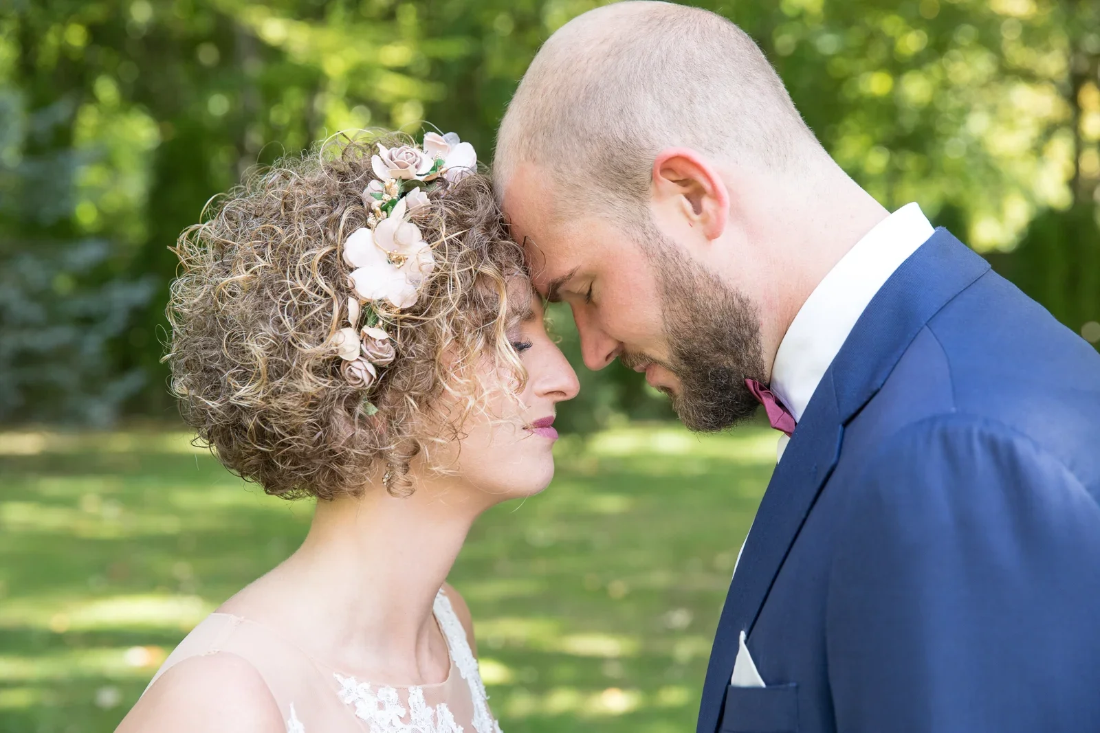Stirn an Stirn beim Paarshooting – Hochzeit von Ann-Kathrin und Marko auf Schloss Oberndorf
