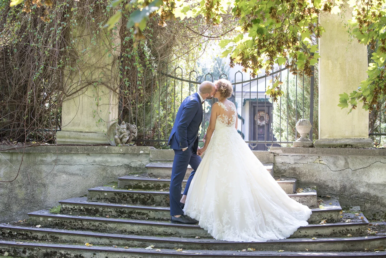 Ein Kuss auf der alten Treppe – Hochzeit von Ann-Kathrin und Marko auf Schloss Oberndorf