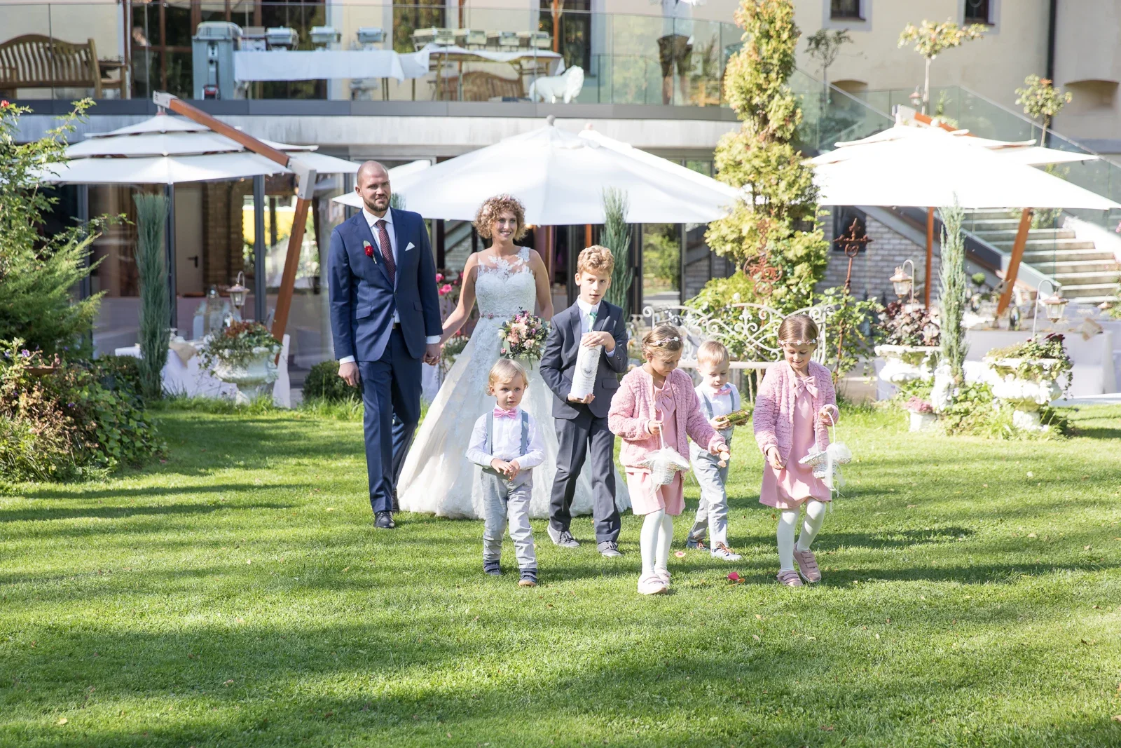 Einzug zur freien Trauung – Hochzeit von Ann-Kathrin und Marko auf Schloss Oberndorf