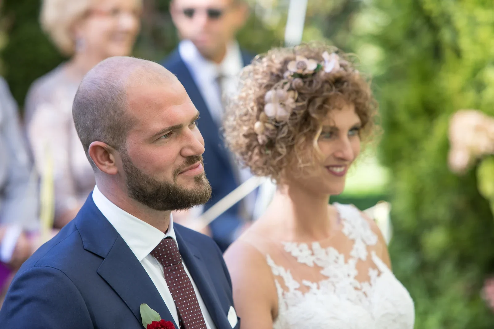 Vertraute Blicke während der Zeremonie – Hochzeit von Ann-Kathrin und Marko auf Schloss Oberndorf