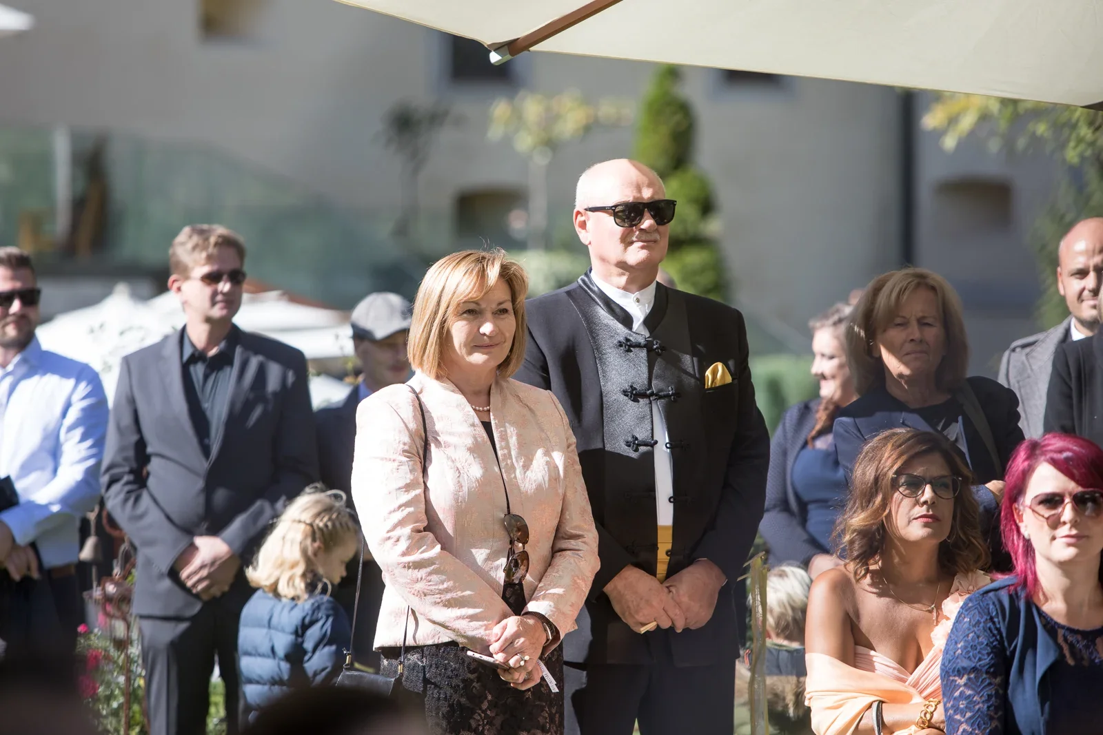 Die Gäste begleiten die freie Trauung – Hochzeit von Ann-Kathrin und Marko auf Schloss Oberndorf
