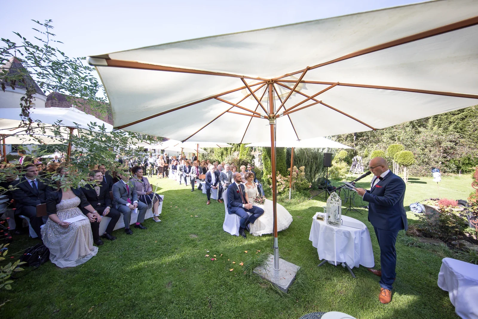 Die freie Trauung unter dem Sonnenschirm – Hochzeit von Ann-Kathrin und Marko auf Schloss Oberndorf