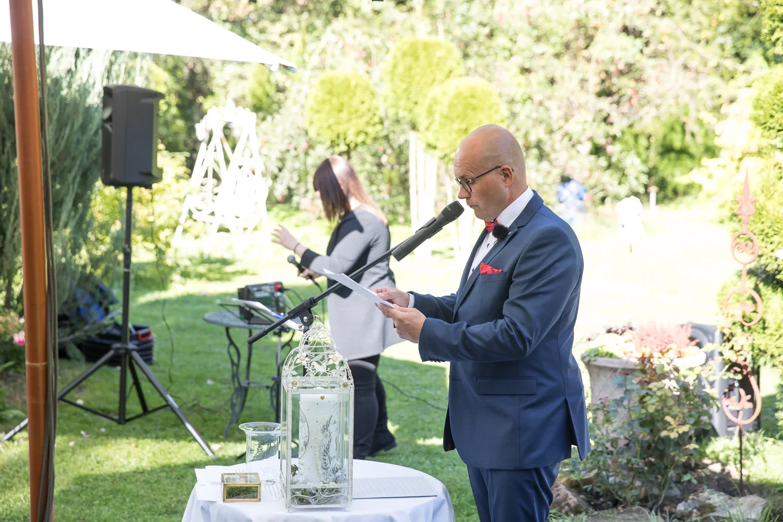 Marko liest persönliche Worte vor – Hochzeit von Ann-Kathrin und Marko auf Schloss Oberndorf
