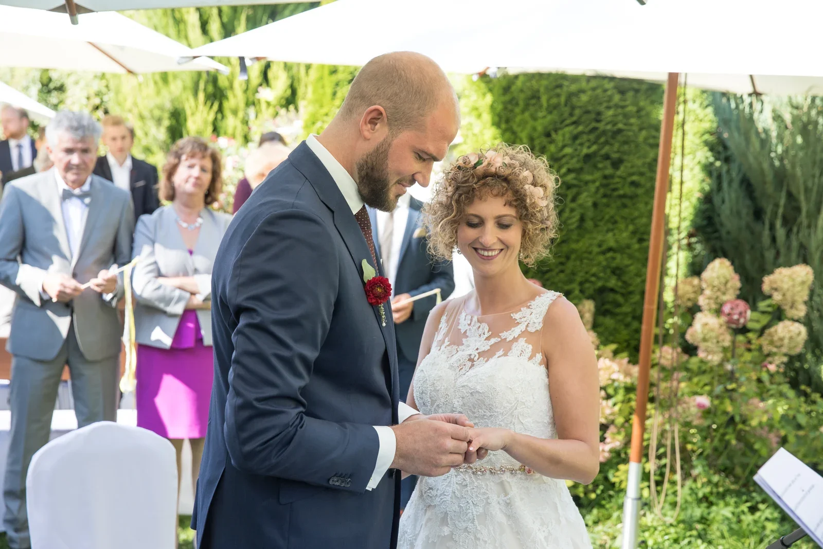 Die Hände finden zueinander – Hochzeit von Ann-Kathrin und Marko auf Schloss Oberndorf