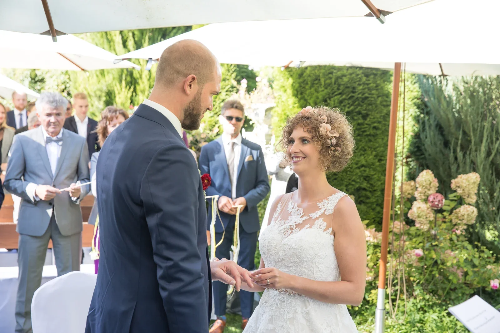 Ann-Kathrin und Marko beim Ringwechsel – Hochzeit von Ann-Kathrin und Marko auf Schloss Oberndorf