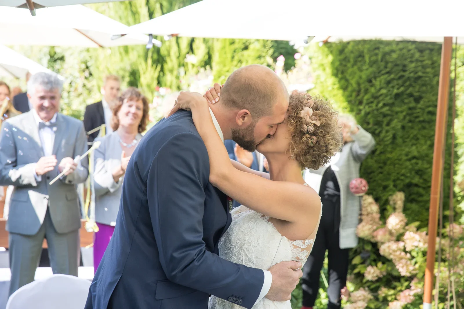 Ein Kuss während der freien Trauung – Hochzeit von Ann-Kathrin und Marko auf Schloss Oberndorf