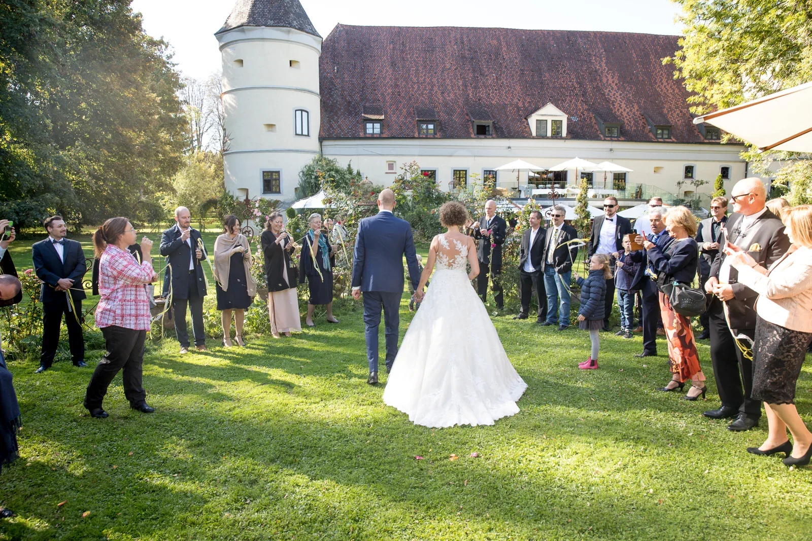 Gemeinsamer Auszug vor der Schlosskulisse – Hochzeit von Ann-Kathrin und Marko auf Schloss Oberndorf