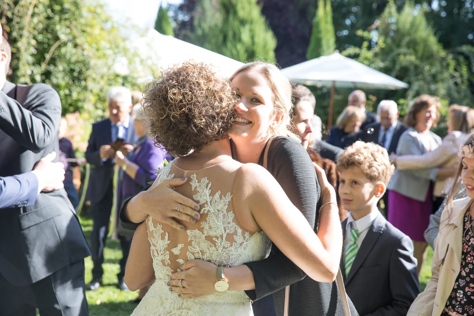 Herzliche Glückwünsche im Garten – Hochzeit von Ann-Kathrin und Marko auf Schloss Oberndorf