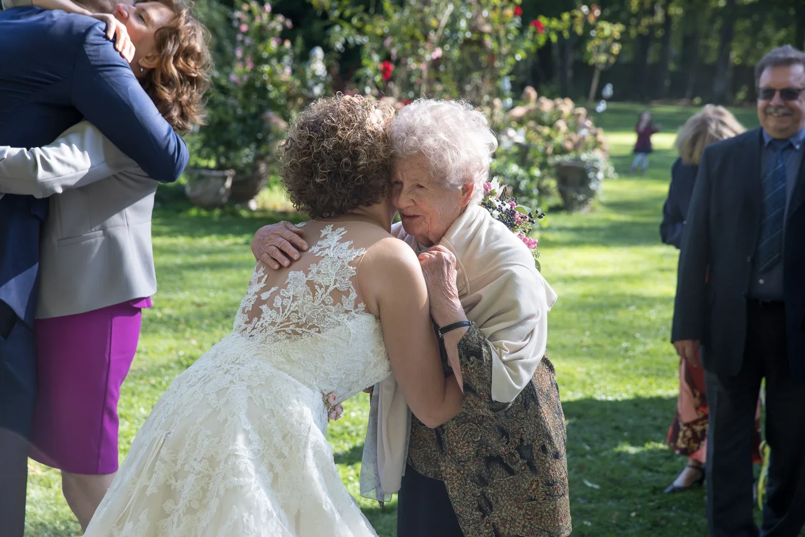 Eine Umarmung nach der freien Trauung – Hochzeit von Ann-Kathrin und Marko auf Schloss Oberndorf