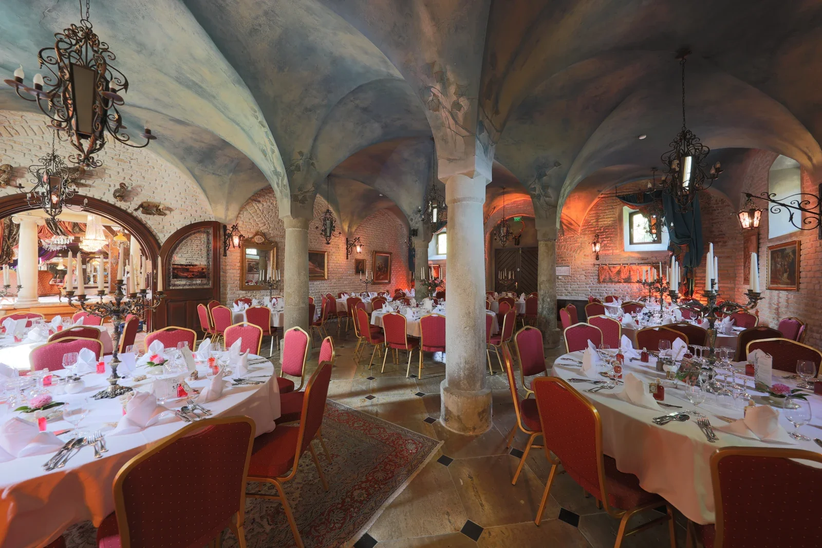 Die gedeckten Tische im Schlossgewölbe – Hochzeit von Ann-Kathrin und Marko auf Schloss Oberndorf