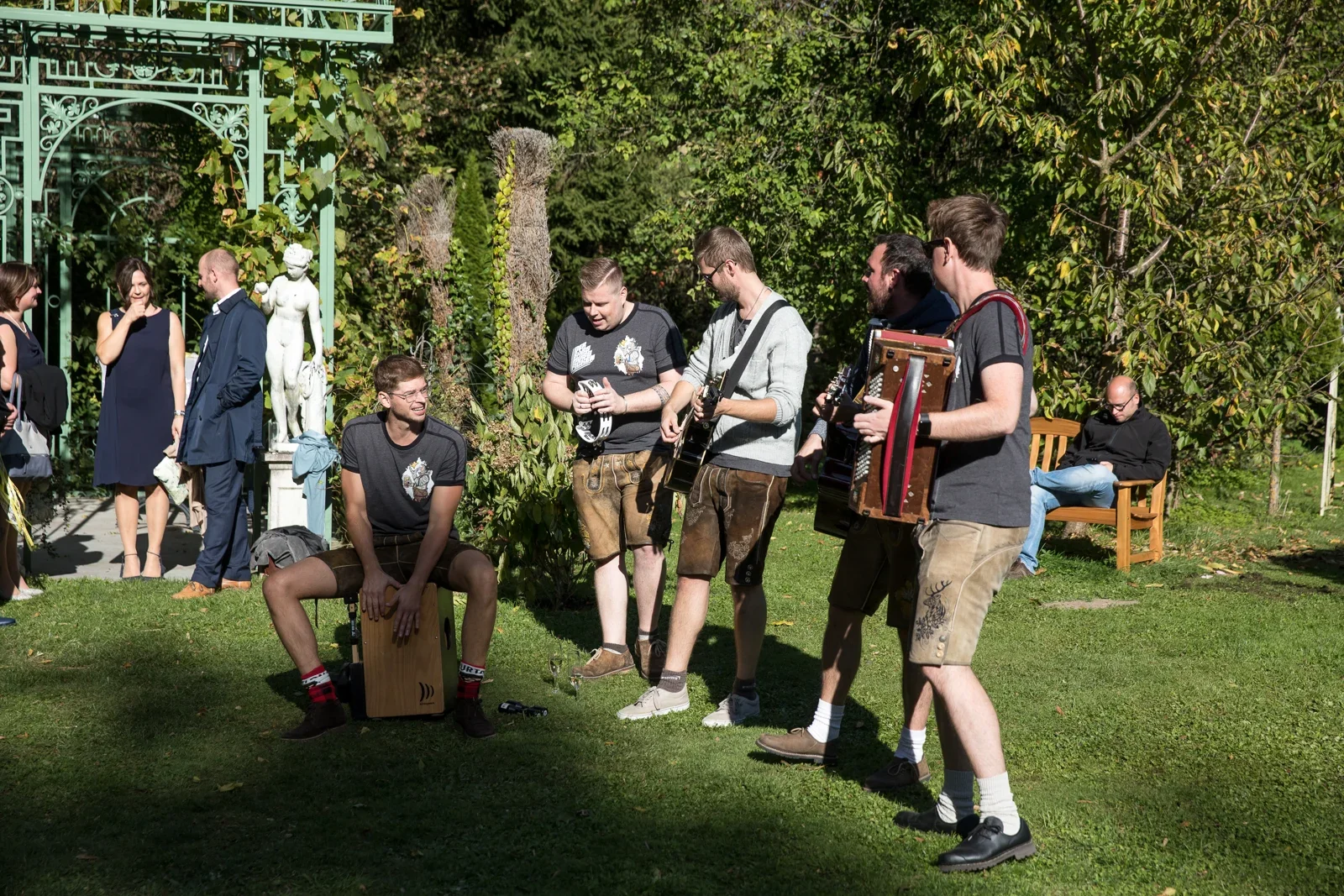 Die Liveband spielt für die Hochzeitsgäste – Hochzeit von Ann-Kathrin und Marko auf Schloss Oberndorf