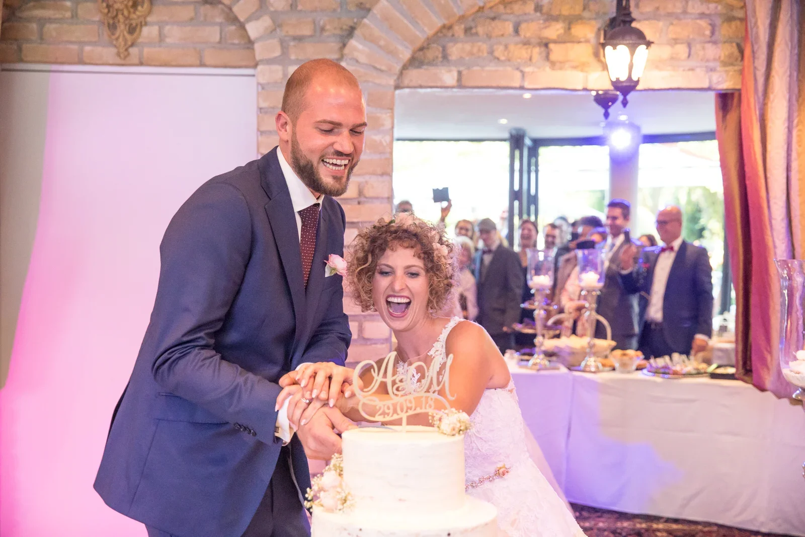 Ann-Kathrin und Marko schneiden die Hochzeitstorte an – Hochzeit von Ann-Kathrin und Marko auf Schloss Oberndorf