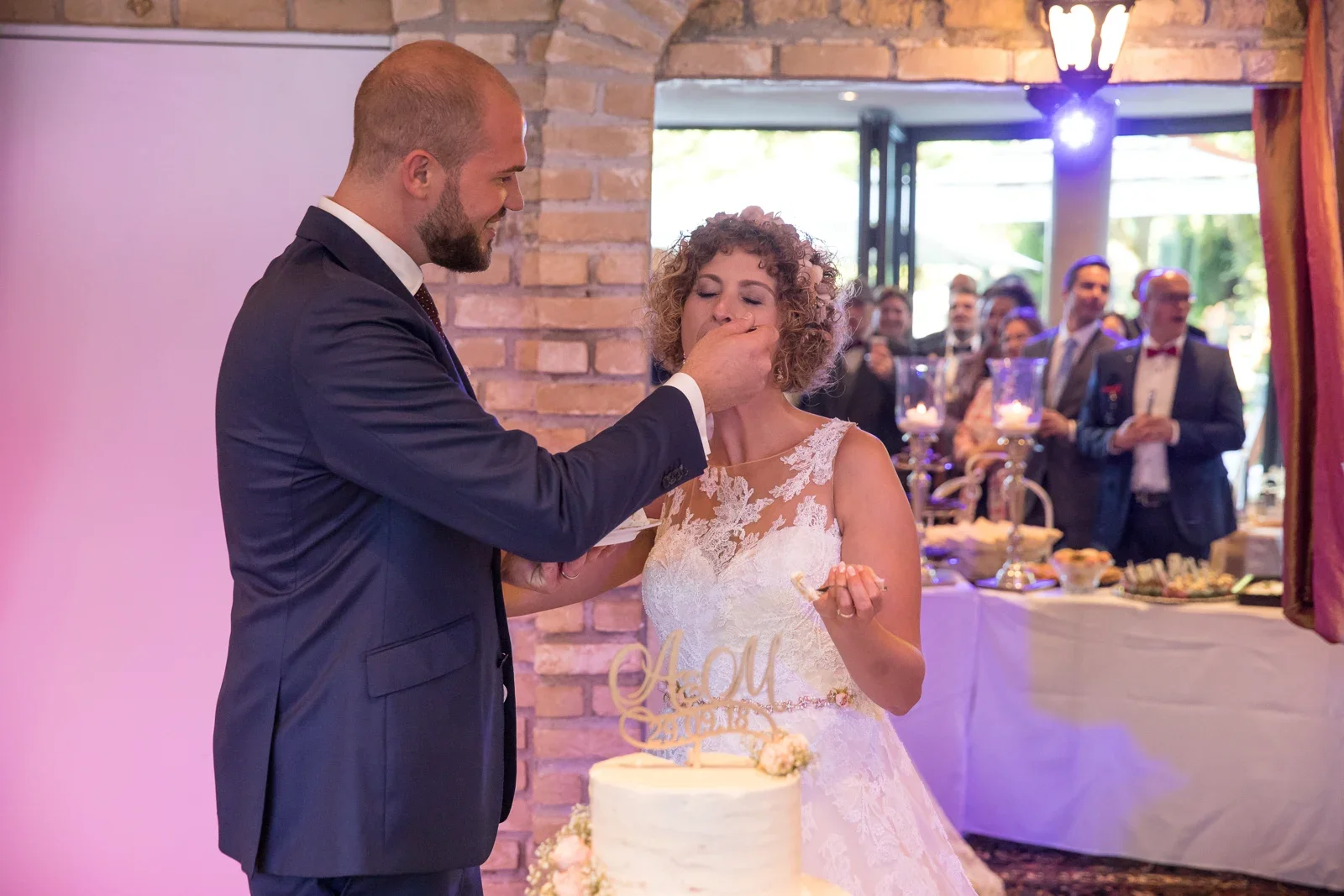 Gemeinsam die Hochzeitstorte probieren – Hochzeit von Ann-Kathrin und Marko auf Schloss Oberndorf