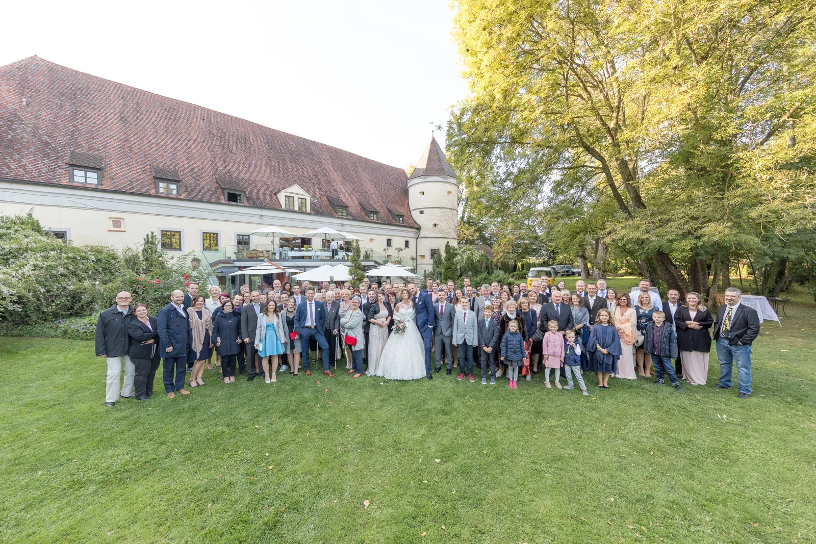 Die Hochzeitsgesellschaft vor Schloss Oberndorf – Hochzeit von Ann-Kathrin und Marko auf Schloss Oberndorf