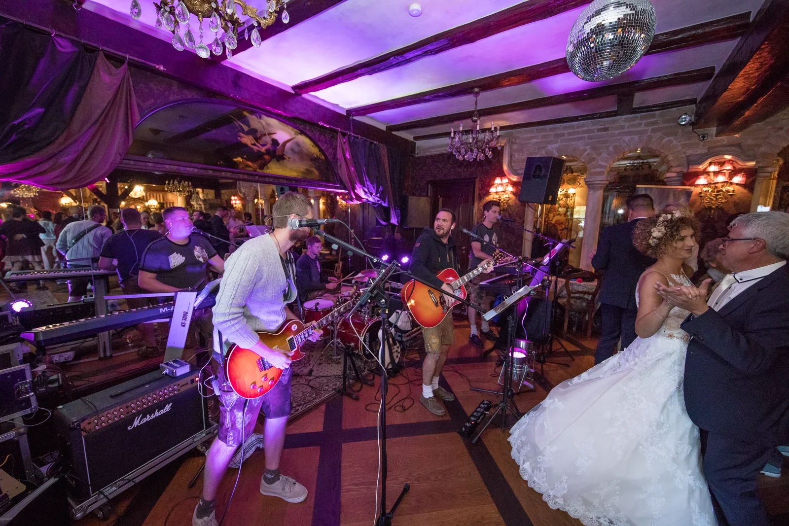 Die Band lieferte richtig ab – Hochzeit von Ann-Kathrin und Marko auf Schloss Oberndorf