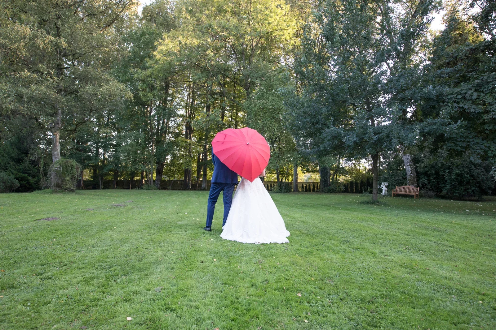 Ein Kuss hinter dem roten Schirm – Hochzeit von Ann-Kathrin und Marko auf Schloss Oberndorf