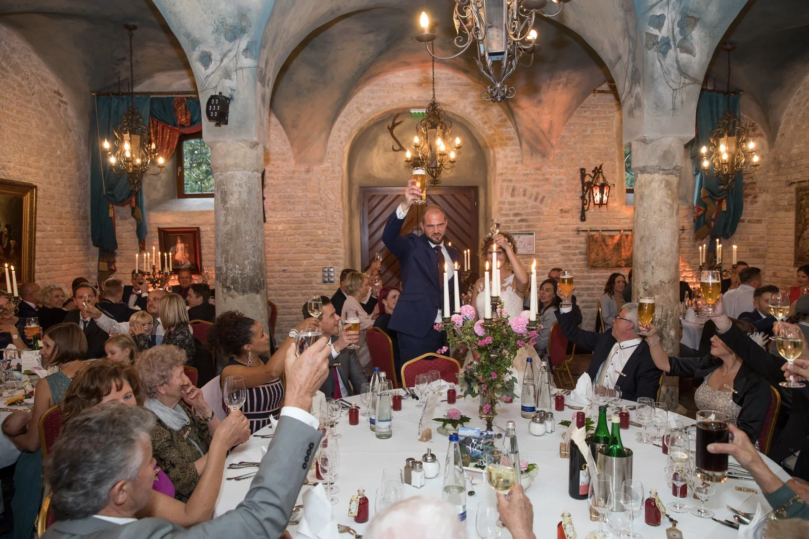 Gemeinsam feiern an den festlich gedeckten Tischen – Hochzeit von Ann-Kathrin und Marko auf Schloss Oberndorf