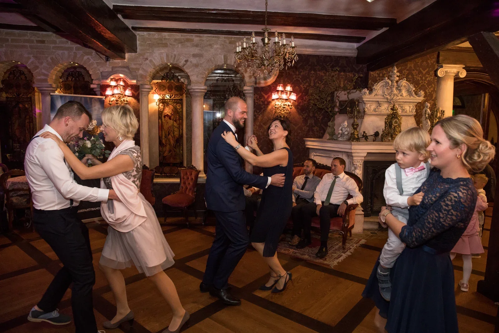 Die Gäste tanzen im Schloss – Hochzeit von Ann-Kathrin und Marko auf Schloss Oberndorf