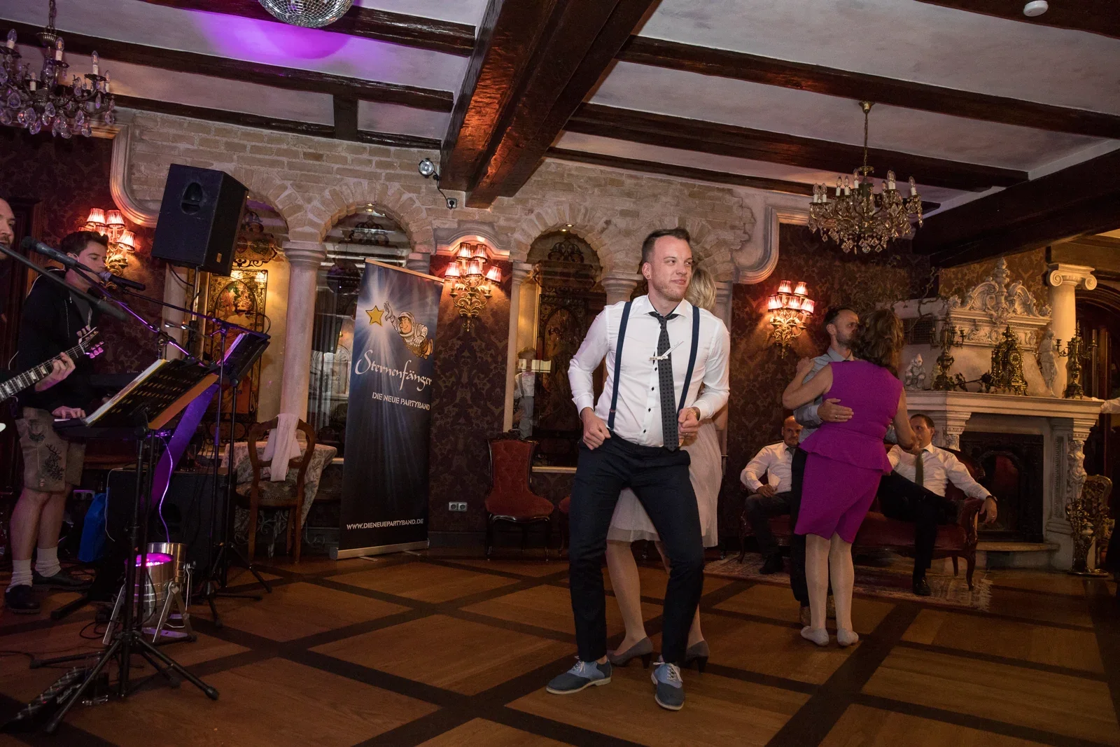 Ausgelassene Stimmung mit Livemusik – Hochzeit von Ann-Kathrin und Marko auf Schloss Oberndorf