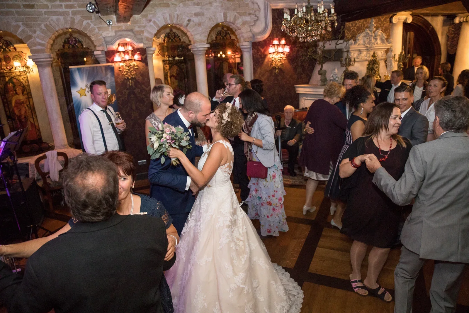 Ann-Kathrin auf der Tanzfläche – Hochzeit von Ann-Kathrin und Marko auf Schloss Oberndorf