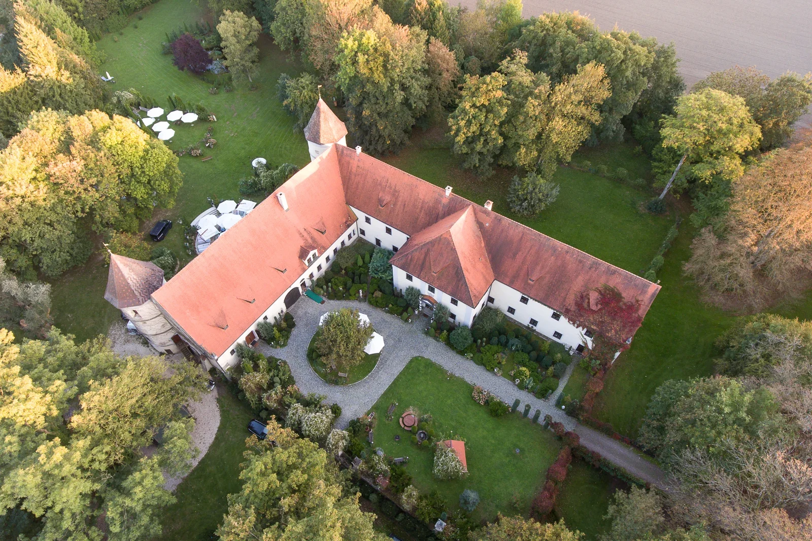 Schloss Oberndorf aus der Vogelperspektive – Hochzeit von Ann-Kathrin und Marko auf Schloss Oberndorf