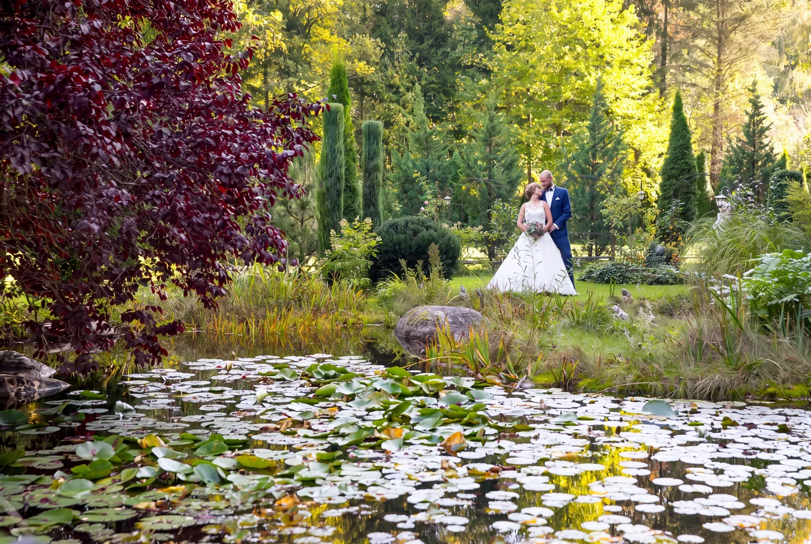 Ein vertrauter Moment am Seerosenteich – Hochzeit von Ann-Kathrin und Marko auf Schloss Oberndorf