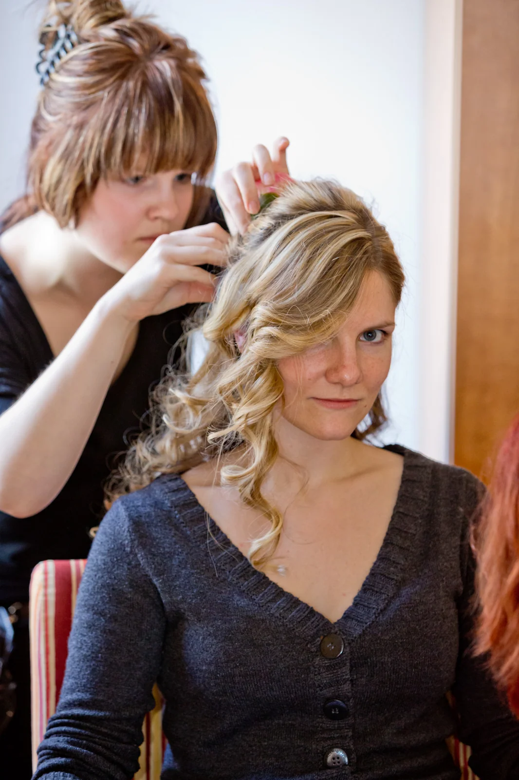 Nora beim Frisieren vor der Hochzeit – Hochzeit auf Schloss Sondershausen