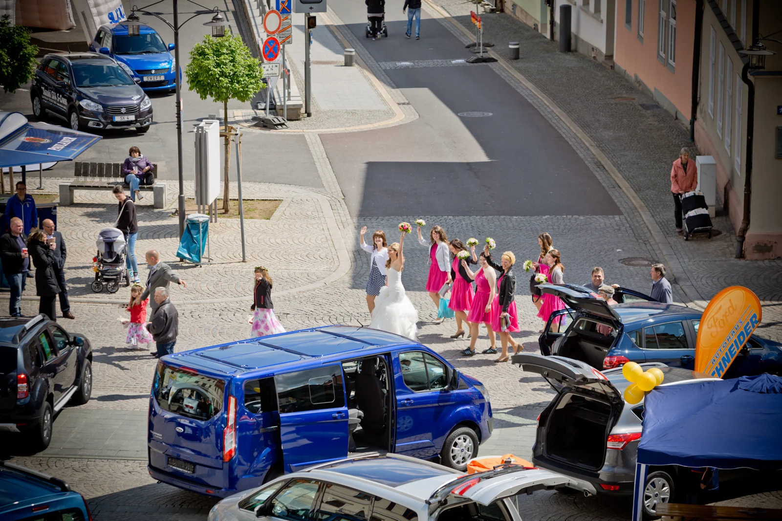 Die Hochzeitsgesellschaft auf dem Weg zur Trauung – Hochzeit auf Schloss Sondershausen