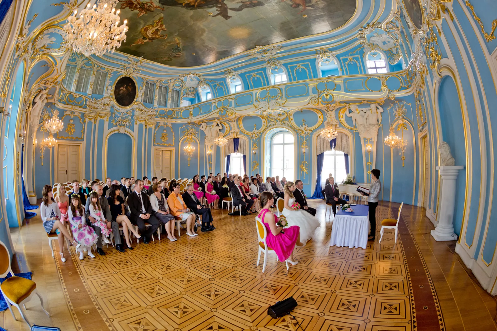 Die Gäste im blau-goldenen Trausaal – Hochzeit auf Schloss Sondershausen