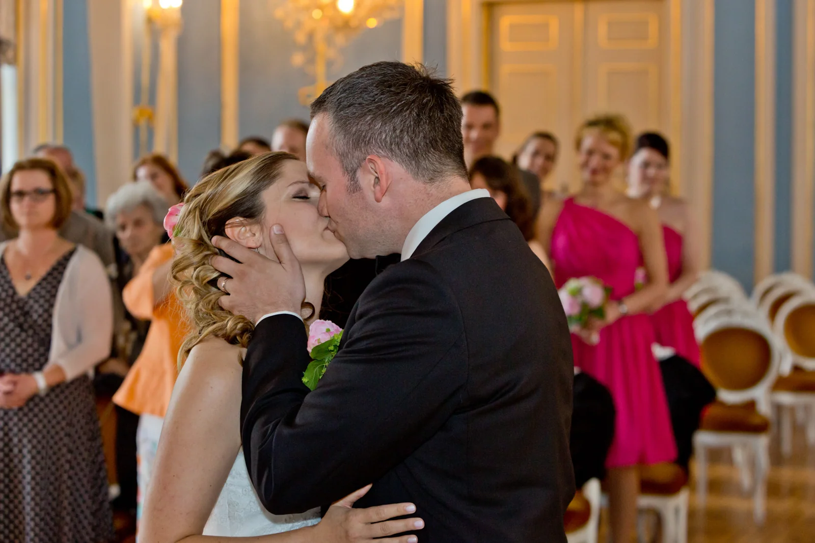 Der Kuss während der Trauung – Hochzeit auf Schloss Sondershausen