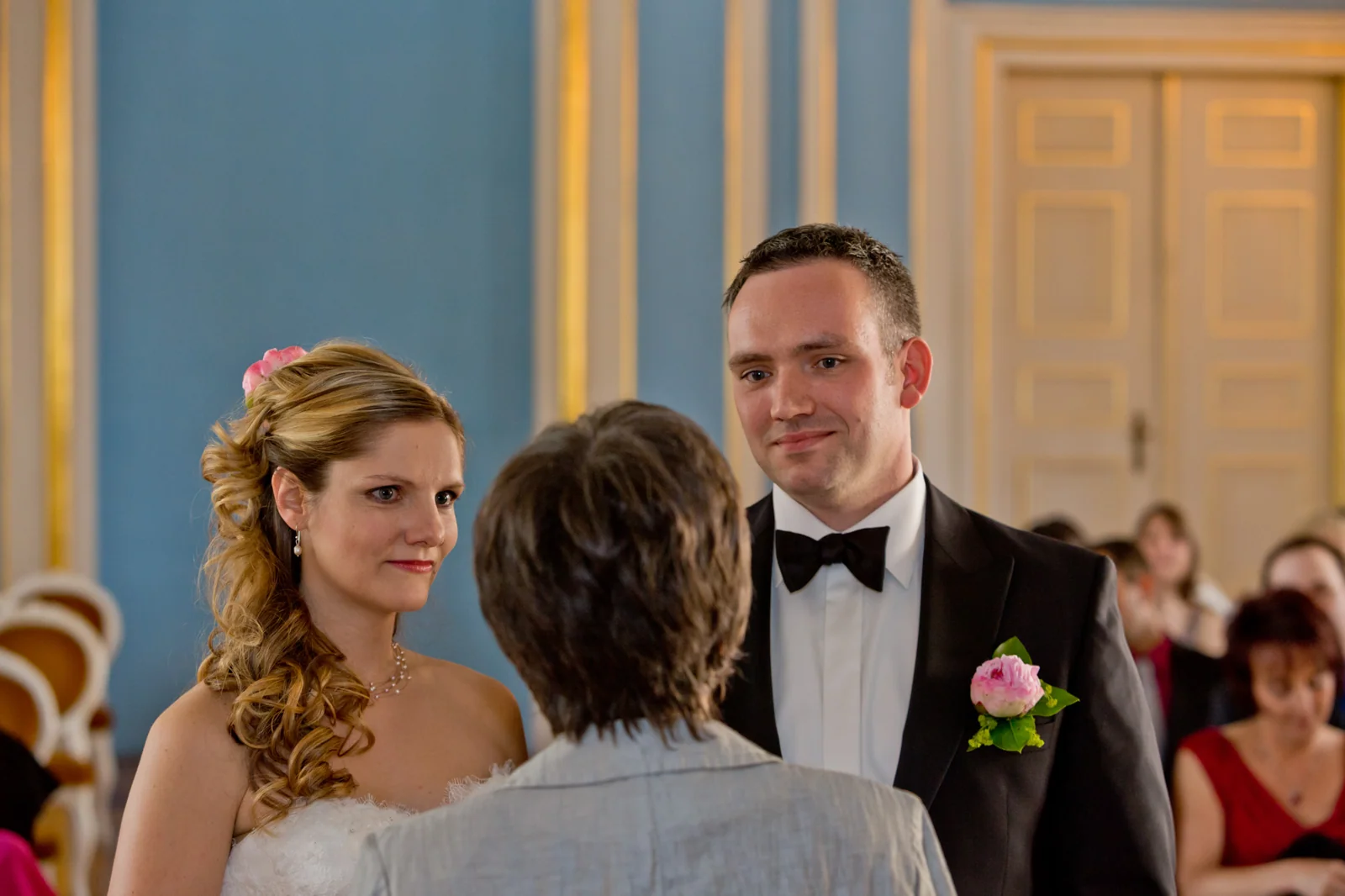 Das Brautpaar bei der standesamtlichen Zeremonie – Hochzeit auf Schloss Sondershausen